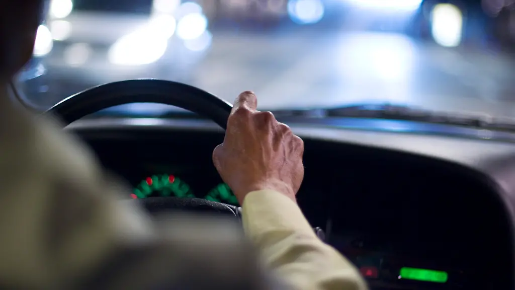 Ein-83-jaehriger-Senior-nimmt-an-einer-Testfahrt-mit-einem-sogenannten-Fahrberater-teil-aufgenommen-am-15-Mai-2008-in-Muenchenbuchsee-Schweiz-Die-Fahrberatung-ergaenzt-die-obligatorische-Fahrtauglichkeitsuntersuchung-durch-einen-Arzt-Der-Fahrberater-haelt-waehrend-der-Fahrt-Staerken-und-Schwaechen-im-Fahrverhalten-des-Probanden-fest-und-bespricht-mit-ihm-individuelle-Vorsichtsmassnahmen