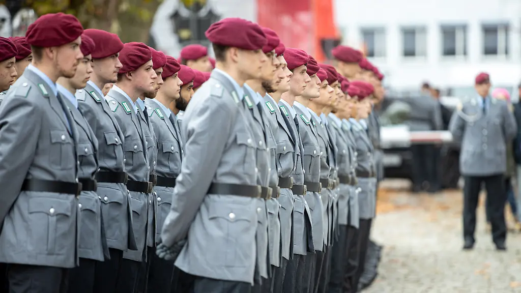 Soldatinnen-und-Soldaten-stehen-auf-dem-Vorplatz-der-Ludwigskirche-in-Saarbruecken-zum-feierlichen-Geloebnis-anlaesslich-des-70-Geburtstags-der-Bundeswehr-angetreten