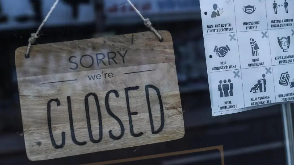 An-einem-Friseur-in-Berlin-haengt-ein-Schild-mit-der-Aufschrift-Sorry-we-re-closed