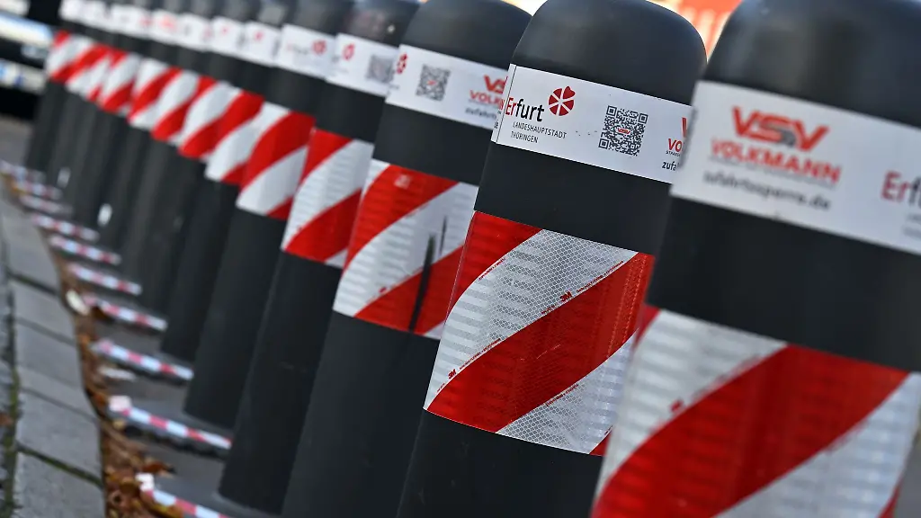 Thueringens-groesste-Staedte-wie-hier-in-Erfurt-verschaerfen-in-diesem-Jahr-ihre-Sicherheitsvorkehrungen-fuer-Weihnachtsmaerkte