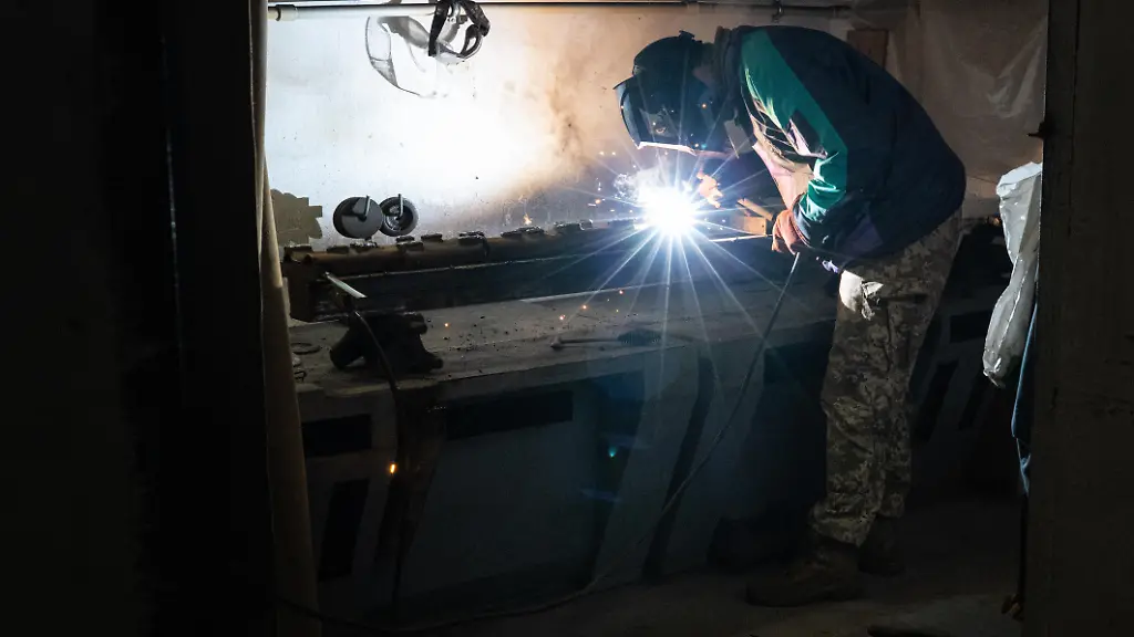 UKRAINE-NOVEMBER-8-Ukrainian-servicemen-conduct-repairs-of-military-equipment-at-an-undisclosed-location-in-Ukraine-on-an-Novermber-8-2025-Danylo-Antoniuk-Anadolu