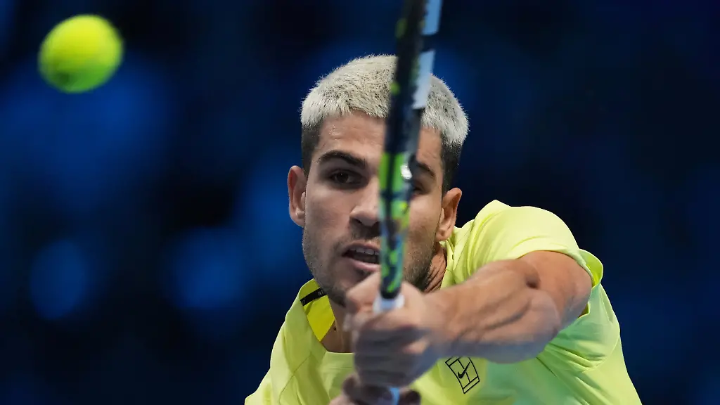 Spain-s-Carlos-Alcaraz-returns-the-ball-to-United-States-Taylor-Fritz-during-their-tennis-match-of-the-ATP-World-Tour-Finals-in-Turin-Italy-Tuesday-Nov-11-2025