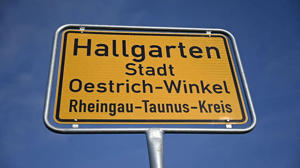 Die-ersten-von-mehreren-neuen-Ortsschildern-wurden-in-Oestrich-Winkel-aufgestellt