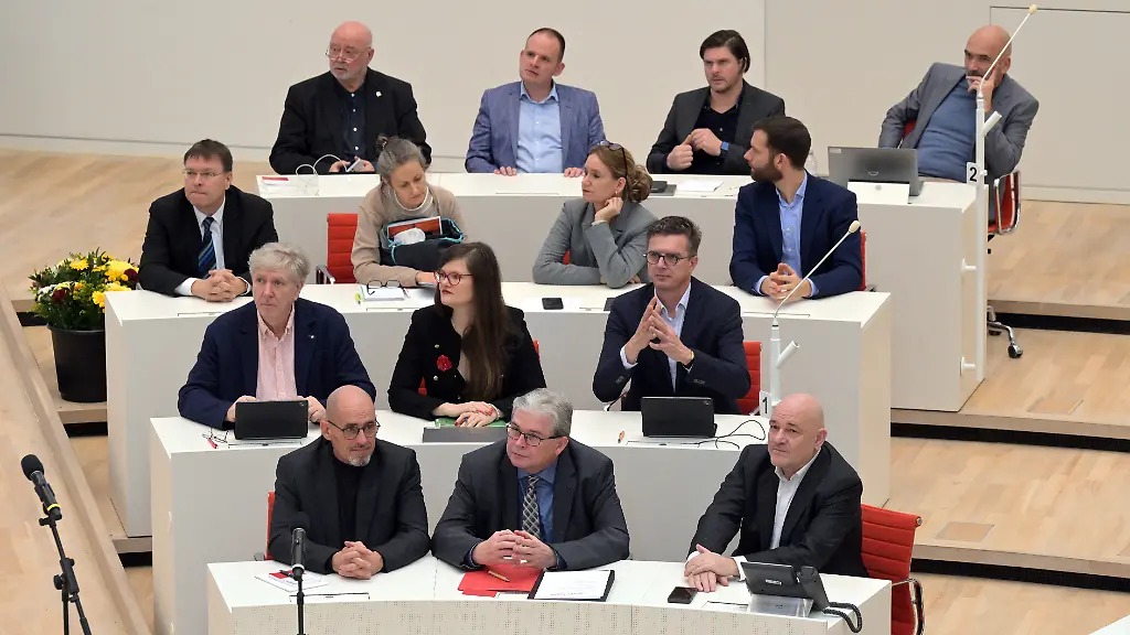 Die-Fraktion-vom-Buendnis-Sahra-Wagenknecht-BSW-Die-bundesweit-erste-Regierungskoalition-aus-SPD-und-dem-Buendnis-Sahra-Wagenknecht-BSW-will-an-diesem-Mittwoch-in-Brandenburg-die-Arbeit-aufnehmen