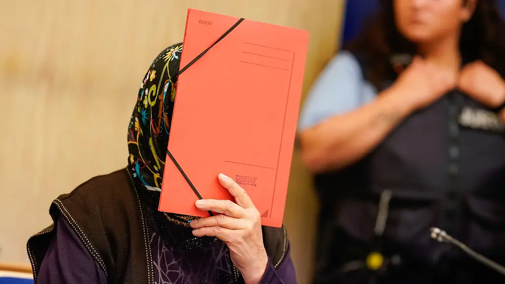 Die-Seniorin-verdeckt-ihr-Gesicht-bei-der-damaligen-Verhandlung-vor-Gericht