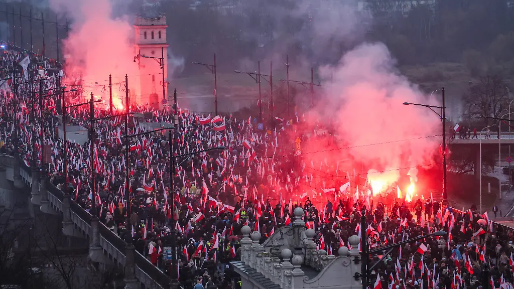 11-11-2025-Polen-Warschau-Menschen-nehmen-am-Unabhaengigkeitsmarsch-teil-Der-nationale-Unabhaengigkeitstag-erinnert-an-den-Jahrestag-der-Wiederherstellung-der-Souveraenitaet-Polens-im-Jahr-1918