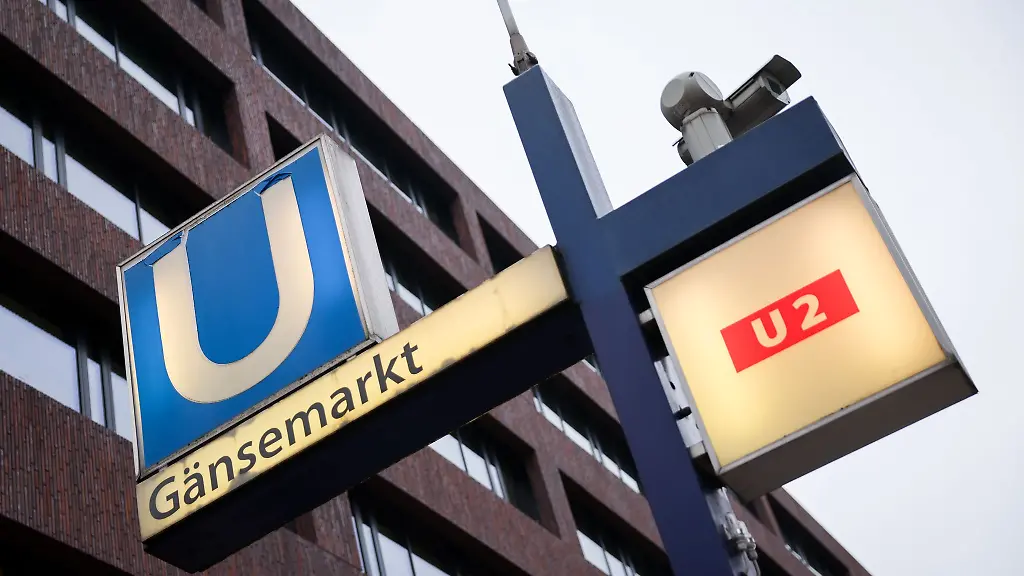 Auf-dem-U-Bahnhof-Gaensemarkt-kam-es-am-Abend-zu-einem-toedlichen-Unfall-Archivbild