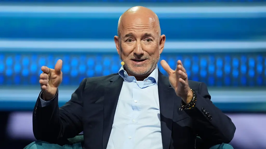 Amazon-founder-Jeff-Bezos-speaks-at-the-America-Business-Forum-Thursday-Nov-6-2025-in-Miami