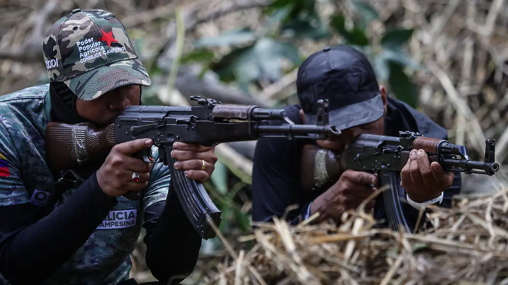 Mitglieder-der-Miliz-nehmen-an-militaerischen-Uebungen-waehrend-einer-Vereidigungszeremonie-fuer-Bauernmilizen-teil-In-Venezuela-laesst-die-Regierung-Zivilisten-im-Umgang-mit-Waffen-ausbilden-um-das-Land-im-Falle-eines-US-Angriffs-zu-verteidigen