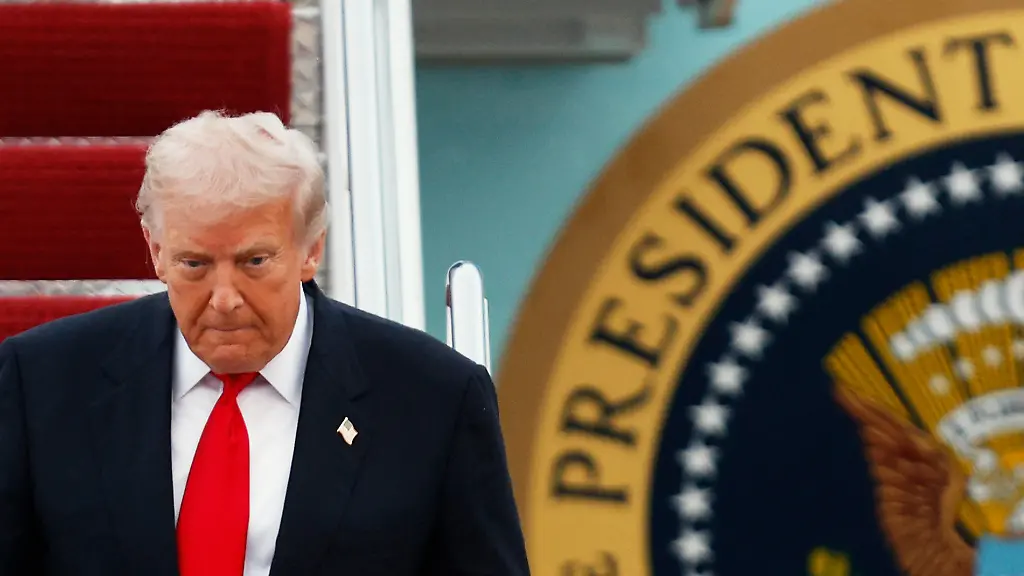 US-Präsident Donald Trump trifft auf dem Joint Base Andrews Maryland ein und verlässt die Air Force One, um einem Footballspiel zwischen den Washington Commanders und den Detroit Lions beizuwohnen