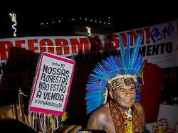 Sicherheitskräfte verletzt: Indigene Aktivisten stürmen Klimagipfel