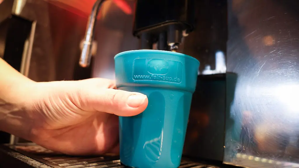 Die-rheinland-pfaelzische-Umweltministerin-Katrin-Eder-Gruene-bringt-bei-der-Umweltministerkonferenz-einen-neuen-Vorstoss-ein-fuer-die-Mehrwegpflicht-beim-Ausser-Haus-Verzehr-von-Speisen-und-Getraenken