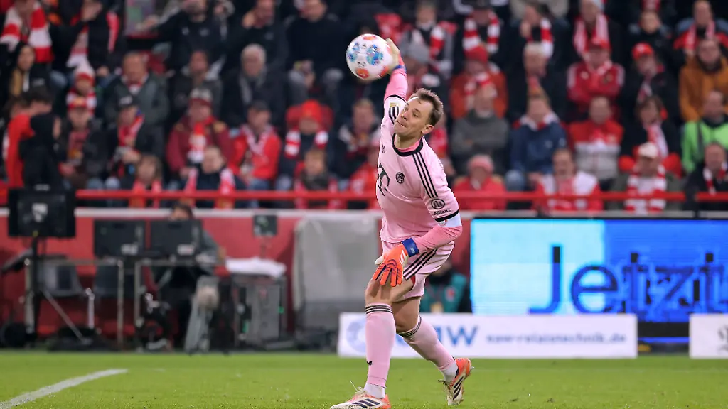 Torwart-Manuel-Neuer-wirft-ab-Einzelbild-Freisteller-Aktion-Fussball-Fussball-Bundesliga-Herren-DFL-10-Spieltag-Saison-2025-2026-08-11-2025-1-FC-Union-Berlin-FCU-vs-FC-Bayern-Muenchen-FCB-DFL-regulations-prohibit-any-use-of-photographs-as-image-sequences-and-or-quasi-video