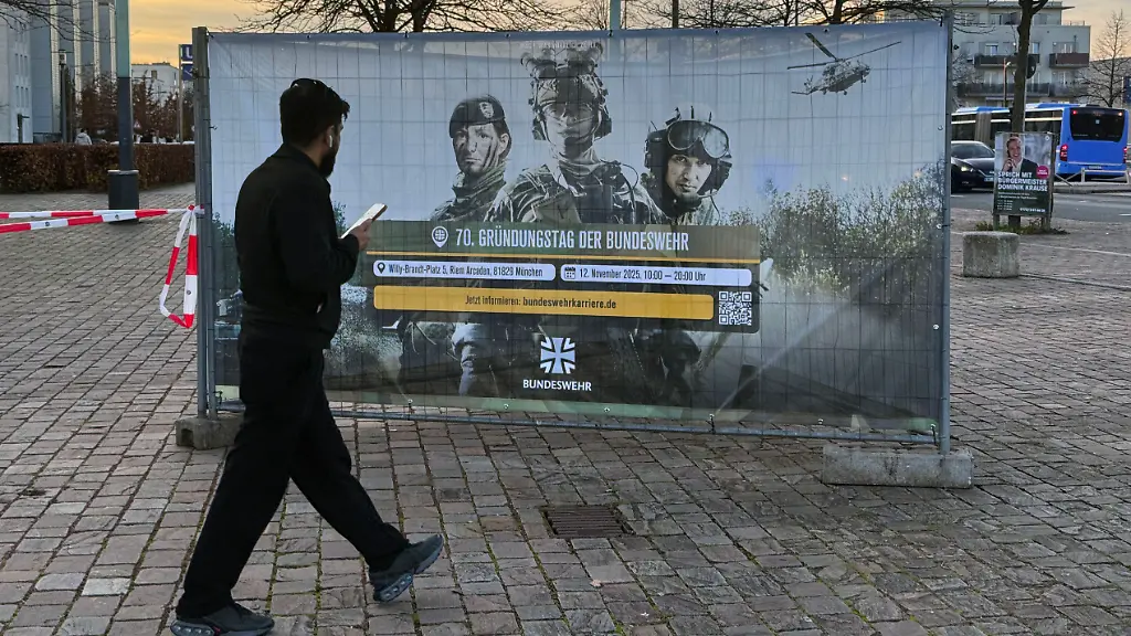 70-Gruendungstag-der-Bndeswehr-Informationstag-Stand-vor-dem-Einkaufszentrum-Riem-Arcaden-in-Muenchen-Riem