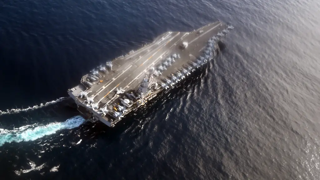 Der-Flugzeugtraeger-USS-Gerald-R-Ford-faehrt-durch-die-Nordsee