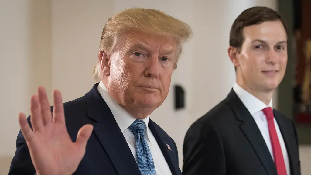 Donald-Trump-l-Praesident-der-USA-und-sein-Berater-und-Schwiegersohn-Jared-Kushner-gehen-zusammen-im-Rahmen-des-G7-Gipfels-Der-G7-Gipfel-findet-vom-24-26-August-in-Biarritz-statt