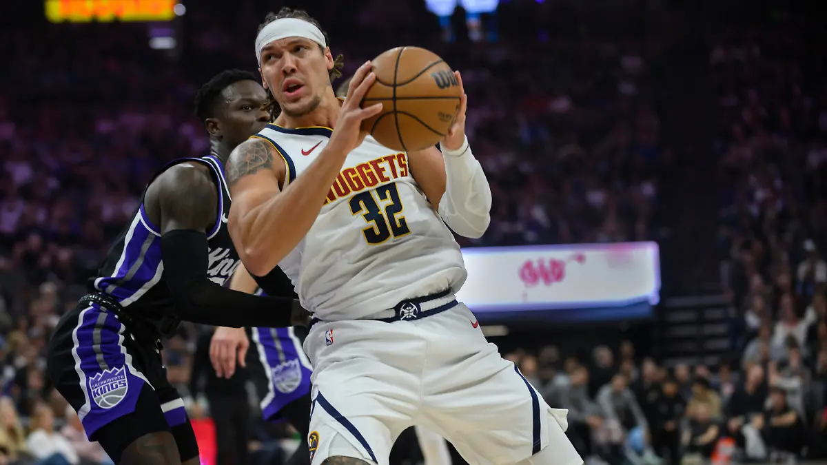 11-11-2025-USA-Sacramento-Basketball-NBA-Hauptrunde-Sacramento-Kings-Denver-Nuggets-Denver-Nuggets-Forward-Aaron-Gordon-32-wird-von-Sacramento-Kings-Guard-Dennis-Schroeder-bewacht