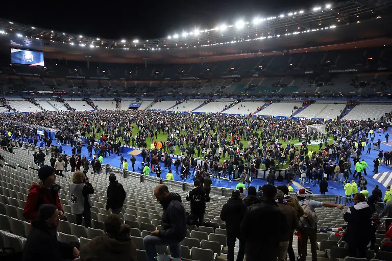 Frankreich-Paris-13-11-2015-Fussball-FIFA-Laenderspiel-Frankreich-Deutschland-DFB-2-0-Zuschauer-auf-dem-Rasen-des-Spielfelds-nachdem-der-Ausgang-nach-den-Bombenanschlaegen-gesperrt-wurde