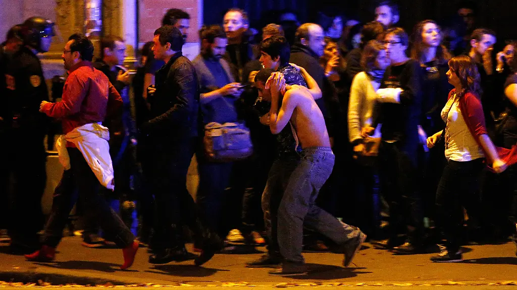 dpatopbilder-epa05023938-Wounded-people-are-evacuated-outside-the-scene-of-a-hostage-situation-at-the-Bataclan-theatre-in-Paris-France-14-November-2015-Dozens-of-people-have-been-killed-in-a-series-of-attacks-in-the-French-capital-Paris-with-a-hostage-taking-also-reported-at-a-concert-hall-EPA-YOAN-VALAT-zu-dpa-Ermittler-Etwa-hundert-Tote-im-Bataclan-am-14-11