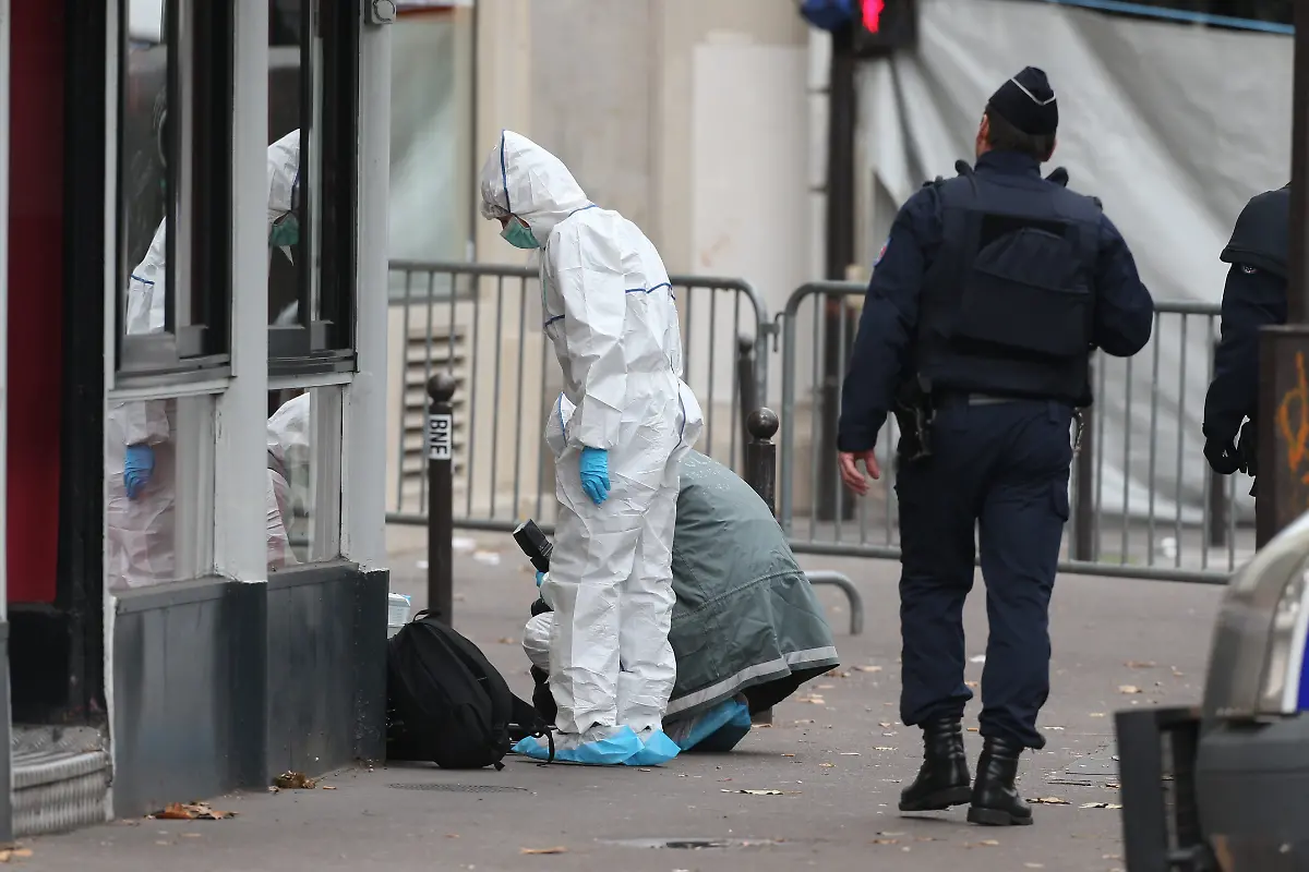 Sebastien-Muylaert-Wostok-Press-Maxppp-Paris-France-14-11-2015-Police-officers-and-forensic-scientists-inspect-an-area-near-to-the-Bataclan-theatre-in-Paris-on-November-14-2015-following-a-series-of-terrorist-attacks-resulting-in-the-death-of-at-least-120-people