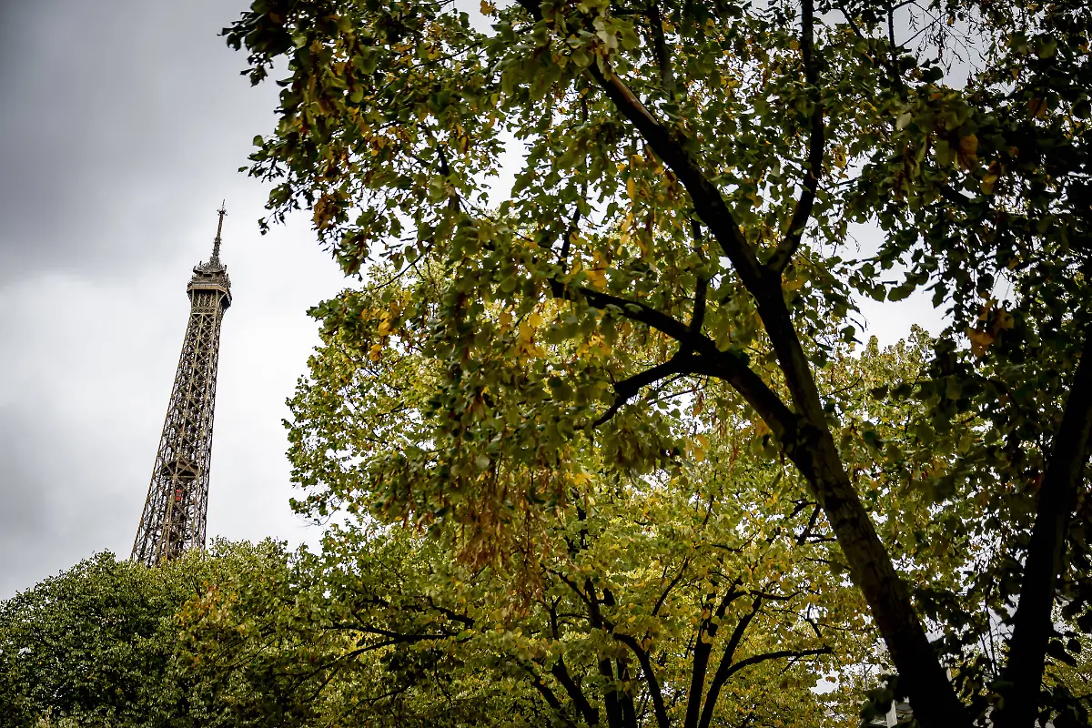 PARIS-The-Eiffel-Tower-is-a-monument-in-Paris-and-one-of-France-s-most-famous-and-most-visited-landmarks-It-stands-on-the-Left-Bank-of-the-Seine-in-the-7th-arrondissement-of-Paris-The-Eiffel-Tower-is-the-symbol-of-Paris-and-is-considered-by-many-to-be-one-of-the-non-classical-wonders-of-the-world-ANP-Hollandse-HOogte-Robin-Utrecht-netherlands-out-belgium-out-PUBLICATIONxINxGERxSUIxAUTxONLY-Copyright-xx-x541470173x-originalFilename-541470173