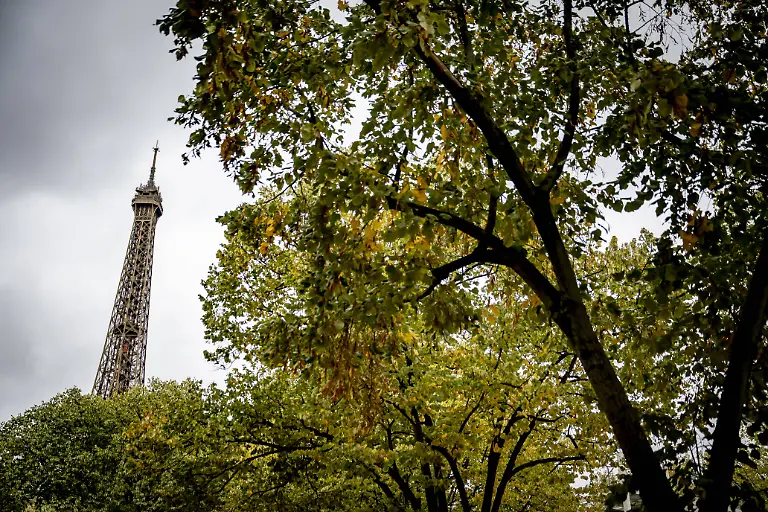 PARIS-The-Eiffel-Tower-is-a-monument-in-Paris-and-one-of-France-s-most-famous-and-most-visited-landmarks-It-stands-on-the-Left-Bank-of-the-Seine-in-the-7th-arrondissement-of-Paris-The-Eiffel-Tower-is-the-symbol-of-Paris-and-is-considered-by-many-to-be-one-of-the-non-classical-wonders-of-the-world-ANP-Hollandse-HOogte-Robin-Utrecht-netherlands-out-belgium-out-PUBLICATIONxINxGERxSUIxAUTxONLY-Copyright-xx-x541470173x-originalFilename-541470173