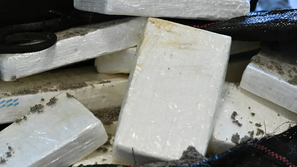 Sichergestelltes-Kokain-aus-einem-Drop-off-vor-Borkum-wird-waehrend-einer-Pressekonferenz-im-Bundeskriminalamt-BKA-praesentiert-recrop-Bundesinnenministerium-und-BKA-stellen-in-Wiesbaden-die-Bundeslagebilder-Rauschgift-und-Organisierte-Kriminalitaet-2024-vor