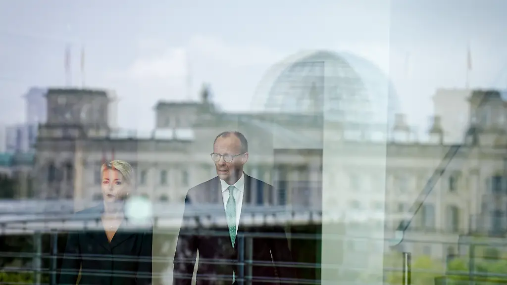 Bundeskanzler-Friedrich-Merz-CDU-empfaengt-Karin-Keller-Sutter-Bundespraesidentin-der-Schweiz-auf-dem-Balkon-des-Bundeskanzleramts-mit-Blick-auf-das-Reichtstagsgebaeude-Merz-ist-mit-Karin-Keller-Sutter-zu-bilateralen-Gespraechen-im-Kanzleramt-zusammengetroffen