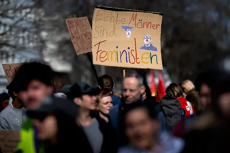 DEU-Deutschland-Germany-Berlin-08-03-2025-Demonstranten-mit-Schild-Echte-Maenner-sind-Feministen-auf-der-Demonstration-vom-Internationalen-Frauentag-vom-DGB-Verdi-und-dem-Buendnis-fuer-sexuelle-Selbstbestimmung-unter-dem-Motto-Internationaler-Frauentag-Feministisch-Solidarisch-Gewerkschaftlich-Feminismus-Antidiskrimierung-am-8-Maerz-2025-in-Berlin-Deutschland-Die-Demostration-zum-Frauentag-fordert-die-Gleichberechtigung-und-mehr-Rechte-von-Frauen-die-sexuelle-Selbstbestimmung-und-protestiert-gegen-sexuelle-Gewalt-an-Frauen-und-patriachale-Strukturen-Seit-1921-wird-der-Frauentag-jaehrlich-am-8-Maerz-gefeiert-und-ist-Feiertag-in-Berlin-en-Demonstranten-mit-Schild-Real-Men-Are-Feminists-Echte-Maenner-sind-Feministen-at-the-International-Women-s-Day-demonstration-by-DGB-Verdi-and-the-Alliance-for-Sexual-Self-Determination-under-the-motto-International-Women-s-Day-Feminism-Anti-discrimination-on-March-8th-in-Berlin-Germany-The-Women-s-Day-demonstration-calls-for-equal-rights-and-more-rights-for-women-sexual-self-determination-and-protests-against-sexual-violence-against-women-and-patriarchal-structures-Since-1921-Women-s-Day-has-been-celebrated-annually-on-March-8th-and-is-now-a-public-holiday-in-Berlin