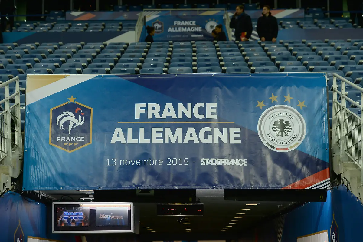 Fussball-Herren-Laenderspiel-Testspiel-Saison-2015-2016-Frankreich-Deutschland-in-Paris-Spielplakat-ueber-dem-Spielertunnel-13-11