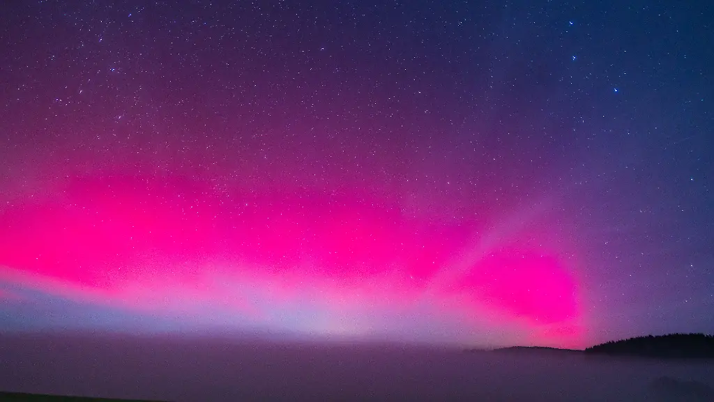 Polarlichter-sind-am-fruehen-Mittwochmorgen-auch-in-Bayern-zu-sehen-Ursache-sind-Sonnenstuerme-die-auf-das-Magnetfeld-der-Erde-treffen