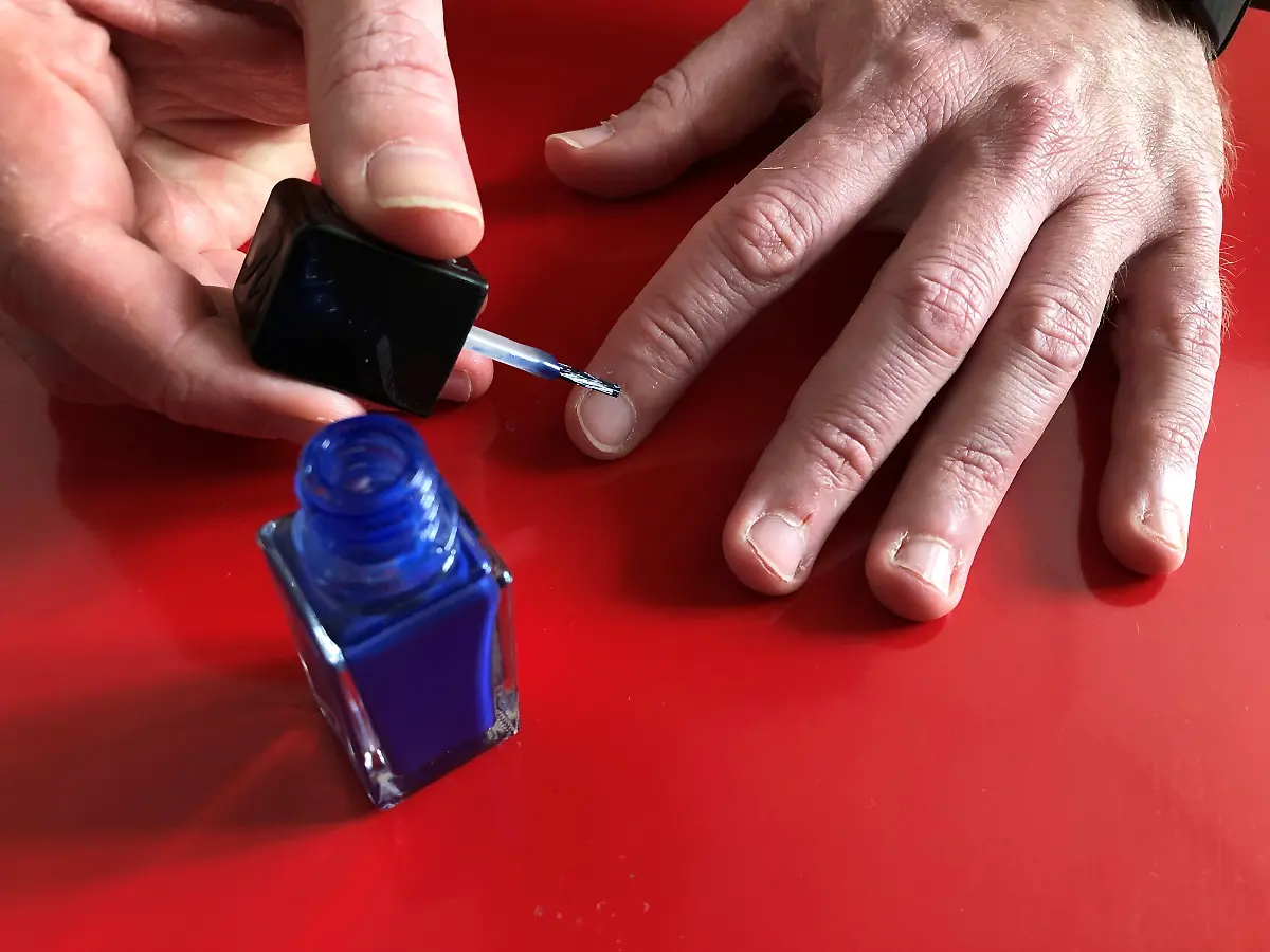 Ein-Mann-lackiert-seine-Fingernaegel-Dass-Maenner-auch-Kosmetika-wie-Nagellack-fuer-sich-entdecken-ist-bislang-kein-Massenphaenomen-sondern-eher-Online-Trend