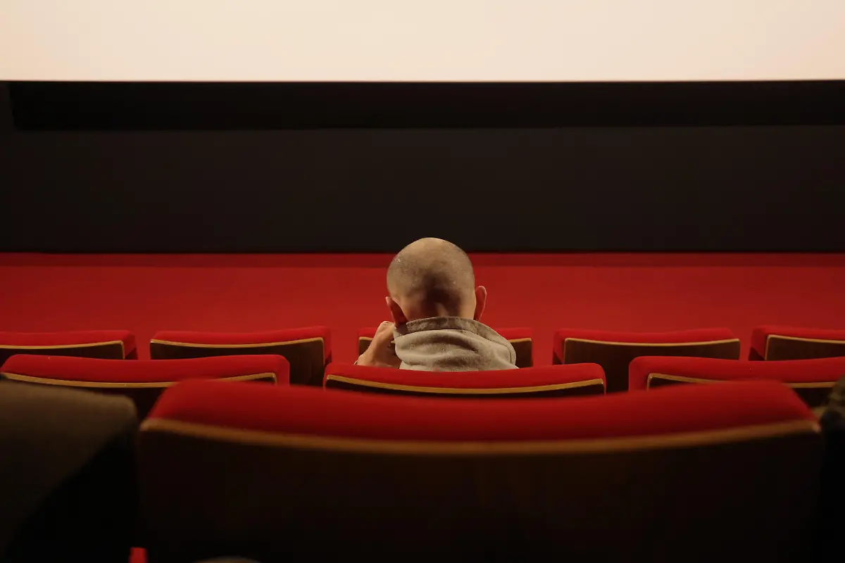France-Paris-2024-05-02-Illustration-of-a-cinema-and-a-spectator-from-behind-Paris-2020-05-27-Photography-by-Myriam-Tirler-Hans-Lucas-France-Paris-le-2024-05-02-Illustration-d-une-salle-de-cinema-et-d-un-spectateur-de-dos-Photographie-de-Myriam-Tirler-Hans-Lucas