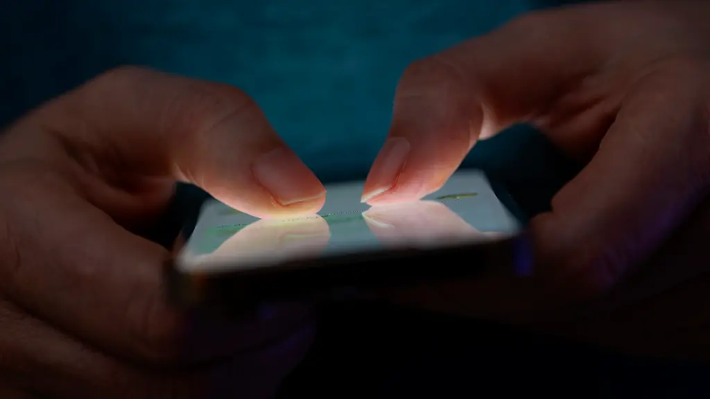 27-02-2025-Thema-Smartphone-Nutzung-Frau-tippt-auf-einem-Apple-iPhone13-Smartphone-Screen-SMS-Das-Bild-zeigt-eine-Person-die-in-einer-schlecht-beleuchteten-Umgebung-ein-Smartphone-benutzt-Die-Beleuchtung-hebt-die-Finger-des-Benutzers-und-den-Bildschirm-des-Smartphones-hervor