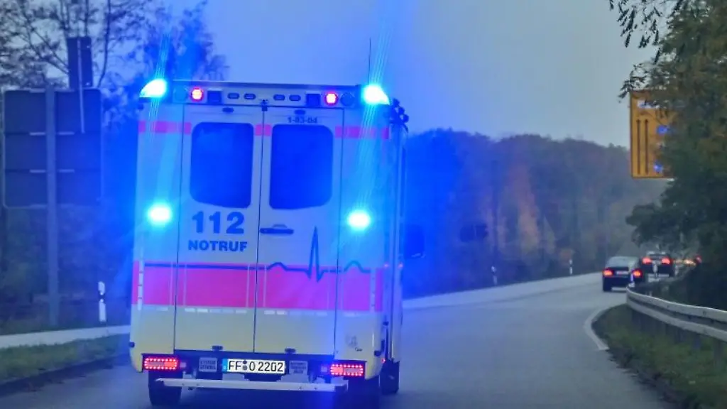 Mit-Blaulicht-ist-ein-Rettungswagen-im-Einsatz