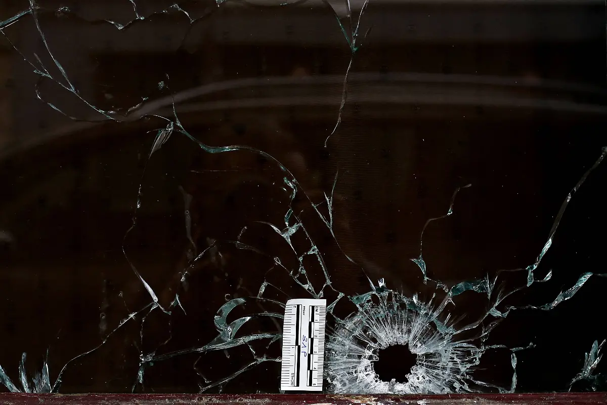 L-hotel-restaurant-Le-Carillon-face-au-restaurant-Le-petit-Cambodge-rue-Alibert-Au-moins-12-morts-Les-parisiens-rendent-hommage-aux-victimes-des-attentats-terroristes-a-Paris-le-14-novembre-2015-Des-attaques-terroristes-ont-eu-lieu-simultanement-dans-six-endroits-a-Paris-et-a-Saint-Denis-faisant-au-moins-128-morts-et-plus-de-300-blesses-L-etat-d-urgence-est-en-vigueur-Parisian-pay-tribute-to-the-victims-of-terrorist-attacks-following-a-series-of-coordinated-attacks-in-and-around-Paris-late-Friday-which-left-more-than-120-people-dead-in-Paris-France-on-November-14-2015