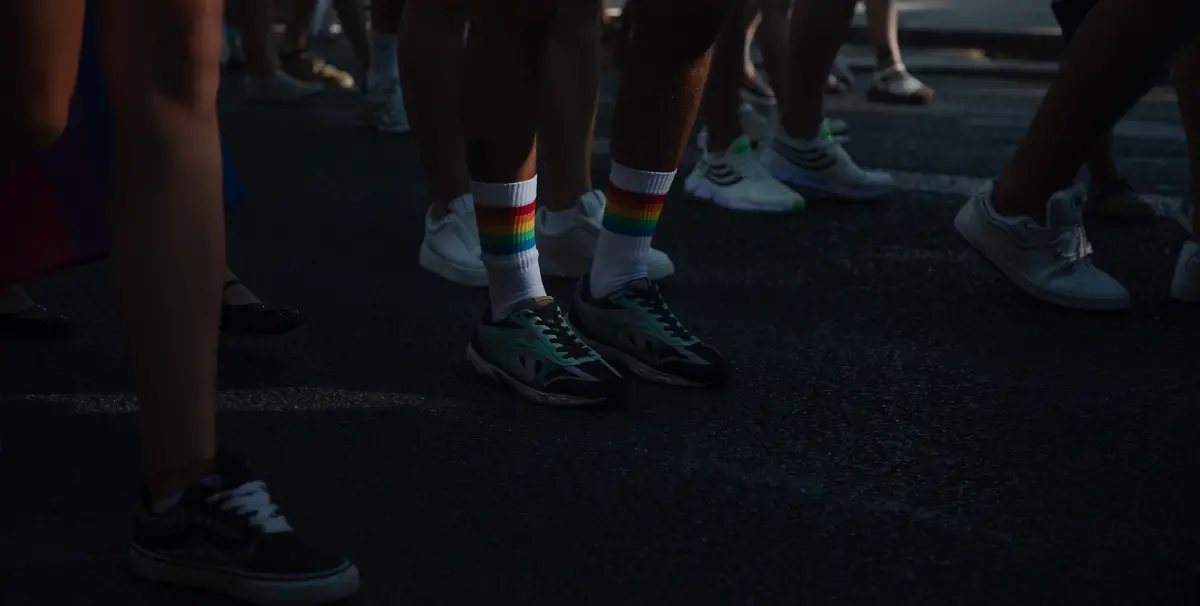 Menschen-nehmen-an-der-Pride-Parade-der-LGTBIQ-Demonstration-in-Palma-in-Mallorca-teil-Einer-der-teilnehmer-traegt-weisse-Socken-mit-Regenbogen