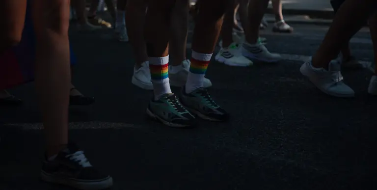 Menschen-nehmen-an-der-Pride-Parade-der-LGTBIQ-Demonstration-in-Palma-in-Mallorca-teil-Einer-der-teilnehmer-traegt-weisse-Socken-mit-Regenbogen