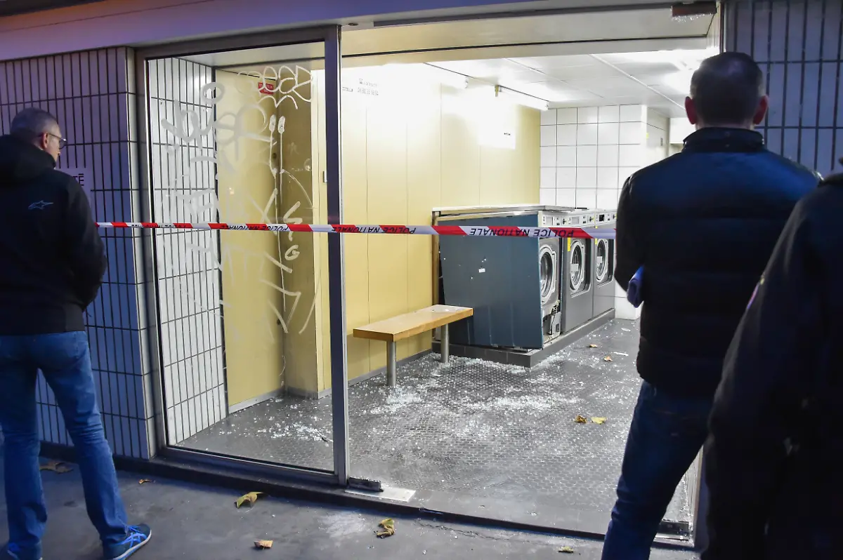 Rue-Alibert-Les-parisiens-rendent-hommage-aux-victimes-des-attentats-terroristes-a-Paris-le-14-novembre-2015-Des-attaques-terroristes-ont-eu-lieu-simultanement-dans-six-endroits-a-Paris-et-a-Saint-Denis-faisant-au-moins-129-morts-et-plus-de-300-blesses-L-etat-d-urgence-est-en-vigueur-Lionel-Urman-Bestimage-Parisian-pay-tribute-to-the-victims-of-terrorist-attacks-following-a-series-of-coordinated-attacks-in-and-around-Paris-late-Friday-which-left-more-than-129-people-dead-and-300-injured-in-Paris-France-on-November-14-2015