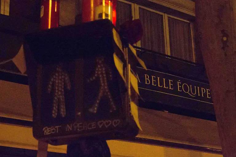 Hommages-aux-victimes-de-l-attentat-terroriste-du-cafe-La-Belle-Equipe-au-92-rue-de-Charonne-dans-le-11eme-arrondissement-Au-moins-19-morts-a-Paris-le-15-novembre-2015-Des-attaques-terroristes-ont-eu-lieu-simultanement-dans-six-endroits-a-Paris-et-a-Saint-Denis-faisant-au-moins-128-morts-et-plus-de-300-blesses-L-etat-d-urgence-est-en-vigueur-Vincent-Emery-Bestimage-Parisian-pay-tribute-to-the-victims-of-terrorist-attacks-following-a-series-of-coordinated-attacks-in-and-around-Paris-late-Friday-which-left-more-than-130-people-dead-in-Paris-France-on-November-14-2015