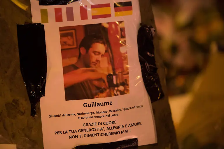 Hommages-aux-victimes-de-l-attentat-terroriste-du-cafe-La-Belle-Equipe-au-92-rue-de-Charonne-dans-le-11eme-arrondissement-Au-moins-19-morts-a-Paris-le-15-novembre-2015-Des-attaques-terroristes-ont-eu-lieu-simultanement-dans-six-endroits-a-Paris-et-a-Saint-Denis-faisant-au-moins-128-morts-et-plus-de-300-blesses-L-etat-d-urgence-est-en-vigueur-Vincent-Emery-Bestimage-Parisian-pay-tribute-to-the-victims-of-terrorist-attacks-following-a-series-of-coordinated-attacks-in-and-around-Paris-late-Friday-which-left-more-than-130-people-dead-in-Paris-France-on-November-14-2015