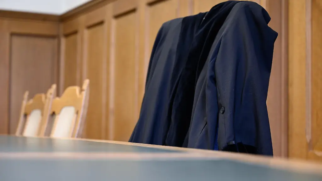 Richterrobe-auf-dem-Richterstuhl-im-Gerichtssaal-223-A-des-Frankfurter-Landgerichts-Themenfoto-vom-17-01-2024