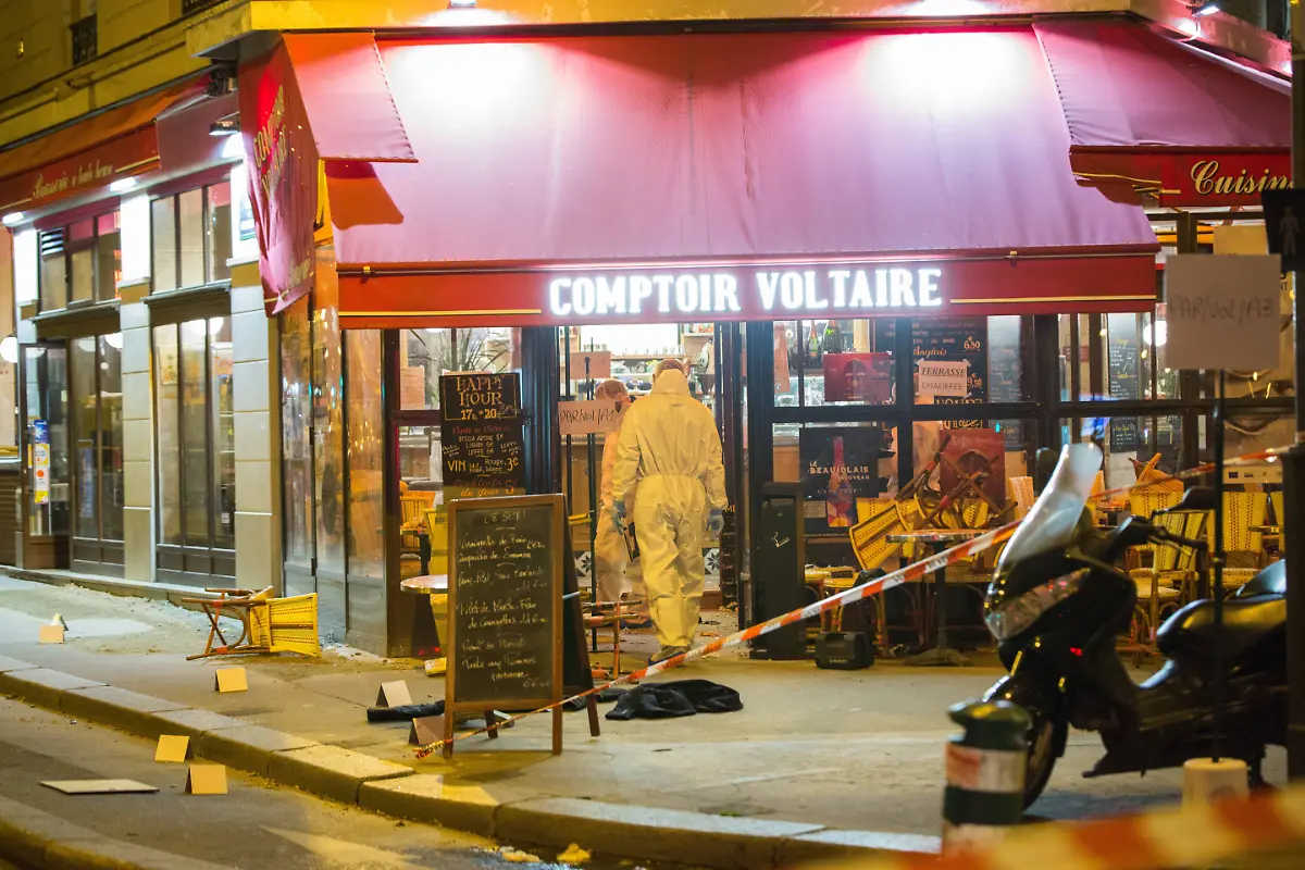 Suite-aux-attentats-a-Paris-du-13-novembre-2015-scene-de-crime-et-police-technique-et-scientifique-en-combinaison-blanche-au-Comptoir-Voltaire-a-5-h-du-matin-le-samedi-14-novembre-2015-a-Paris-Police-investigating-at-5am-the-Comptoir-Voltaire-s-restaurant-following-the-attack-in-Paris-on-14th-november-2015-Paris-France-Suite-aux-attentats-a-Paris-du-13-novembre-2015-scene-de-crime-et-police-technique-et-scientifique-en-combinaison-blanche-au-Comptoir-Voltaire-a-5-h-du-matin-le-samedi-14-novembre-2015-a-Paris-Police-investigating-at-5am-the-Comptoir-Voltaires-restaurant-following-the-attack-in-Paris-on-14th-november-2015-Paris-France-PUBLICATIONxNOTxINxFRAxUKxUSAxAUSxBEL-Copyright-xAgencex-xBestimagexAgencex-xBestimagex