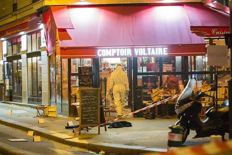 Suite-aux-attentats-a-Paris-du-13-novembre-2015-scene-de-crime-et-police-technique-et-scientifique-en-combinaison-blanche-au-Comptoir-Voltaire-a-5-h-du-matin-le-samedi-14-novembre-2015-a-Paris-Police-investigating-at-5am-the-Comptoir-Voltaire-s-restaurant-following-the-attack-in-Paris-on-14th-november-2015-Paris-France-Suite-aux-attentats-a-Paris-du-13-novembre-2015-scene-de-crime-et-police-technique-et-scientifique-en-combinaison-blanche-au-Comptoir-Voltaire-a-5-h-du-matin-le-samedi-14-novembre-2015-a-Paris-Police-investigating-at-5am-the-Comptoir-Voltaires-restaurant-following-the-attack-in-Paris-on-14th-november-2015-Paris-France-PUBLICATIONxNOTxINxFRAxUKxUSAxAUSxBEL-Copyright-xAgencex-xBestimagexAgencex-xBestimagex