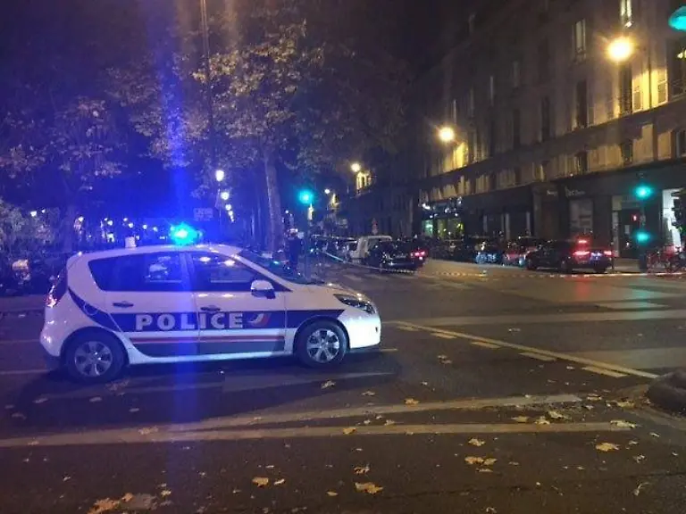 Police-near-the-Bataclan-concert-hall-in-central-Paris