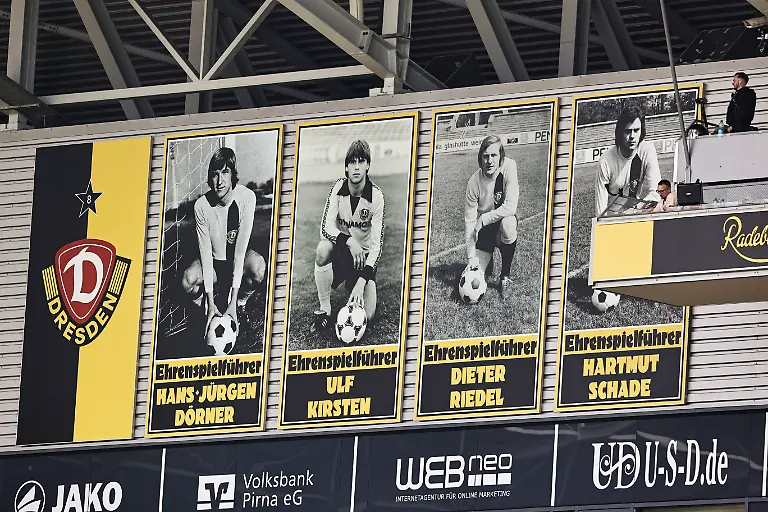 Grosse-Fotos-der-Ehrenspielfuehrer-v-l-Hans-Juergen-Doerner-Ulf-Kirsten-Dieter-Riedel-Hartmut-Schade-Dynamo-Dresden-2-Fussball-Bundesliga-Saison-2025-2026-SG-Dynamo-Dresden-vs-1-FC-Magdeburg-im-Rudolf-Harbig-Stadion-in-Dresden-Fussball-Mann-Maenner-Deutschland-09-08