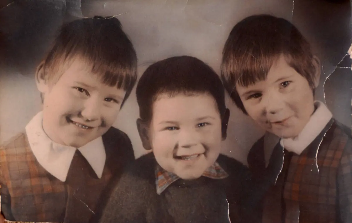 Gohlis-bei-Riesa-Ulf-Kirsten-auf-einem-Foto-aus-der-Kindheit-zwischen-seinen-Zwillingsschwestern-Anke-und-Maren-Gohlis-at-Riesa-Ulf-Kirsten-on-a-Photo-out-the-Childhood-between-his-Twin-sisters-Anke-and-Maren