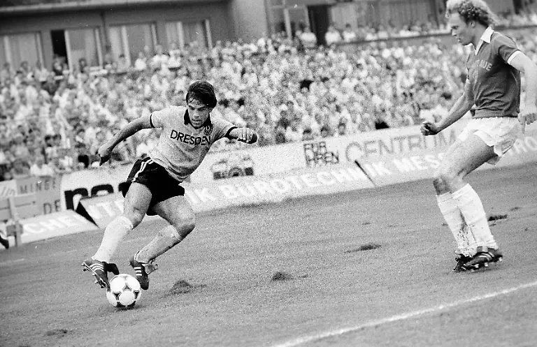 ACHTUNG-Aufnahmedatum-laut-Beschriftung-Dresden-historisch-Fussball-Dynamo-Dresden-Saison-1984-85-DDR-Oberliga-Dynamo-Erzgebirge-Aue-3-1-Ulf-Kirsten-in-Aktion