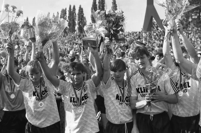 Fotos-aus-Dresden-aus-dem-Jahr-1990-Dynamo-Dresden-wurde-DDR-Fussballmeister