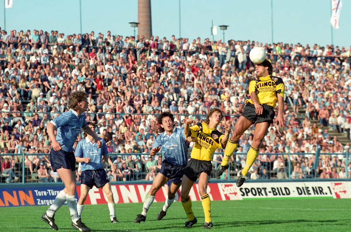 Bildnummer-07676001-Datum-06-05-1990-Copyright-imago-Rust-DDR-Oberliga-Saison-1989-1990-zwischen-1-FC-Magdeburg-und-SG-Dynamo-Dresden-1-1-am-06-05-1990-Ulf-Kirsten-re-und-Steffen-Buettner-2-v-re-beide-Dresden-gegen-Jens-Gerlach-Mitte-und-Dirk-Grempler-li